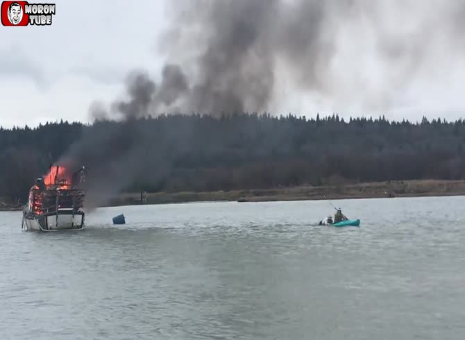 Video :A fisherman in Washington State gets stranded on his blazing boat